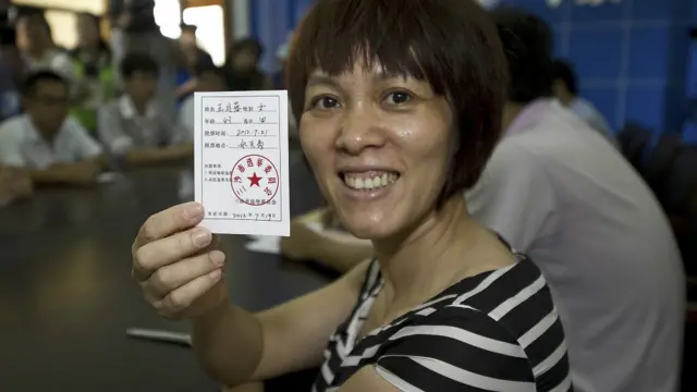 Lễ hôm 24/7 được tổ chức sau cuộc bầu cử hội đồng địa phương vài hôm trước. Trong ảnh, bà Vương Nguyệt Dung tự hào khoe lá phiếu cử tri.