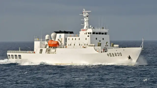 Dù đóng tại Hoàng Sa, Tam Sa có thẩm quyền, theo cách nói của Trung Quốc, quản trị cả các vùng biển xa nữa xuống phía Nam như vùng quanh quần đảo Trường Sa. Trên thực tế, Trung Quốc mấy năm qua đã dùng các đội tàu ngư chính để khẳng định quyền kiểm soát Biển Đông.