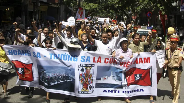 Người dân Việt Nam đã nhiều lần xuống đường phản đối chính sách biển đảo của Trung Quốc. Trong hình là một cuộc biểu tình trong tháng 7 tại Hà Nội.