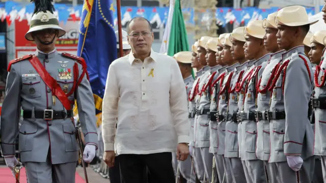 Không chỉ Việt Nam mà Philippines cũng phản đối Trung Quốc 'lập thành phố Tam Sa'. Trong hình: Tổng thống Benigno Aquino duyệt binh. Ông Aquino cũng vừa cam kết tăng cường quân bị cho hải quân và không quân Philippines để bảo vệ biển đảo.