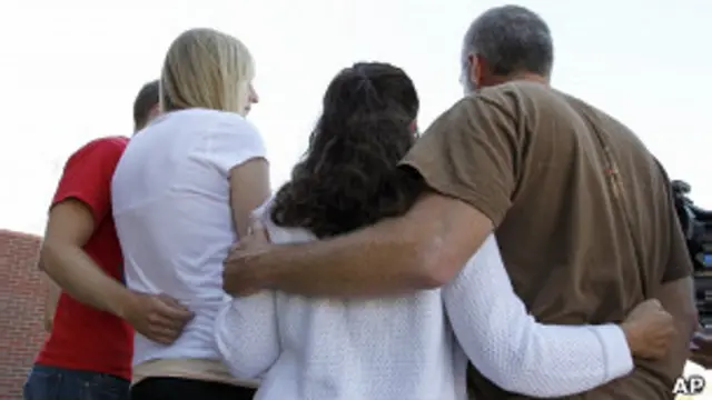 Familiares de una de las víctimas de Denver
