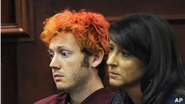 James Holmes junto a la abogada de oficio
