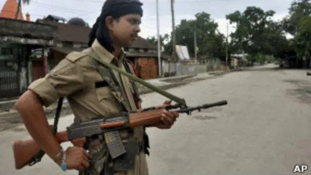 कोकराझाड़ इलाके में उपद्रवियों को देखते ही गोली मार देने का आदेश लागू है.