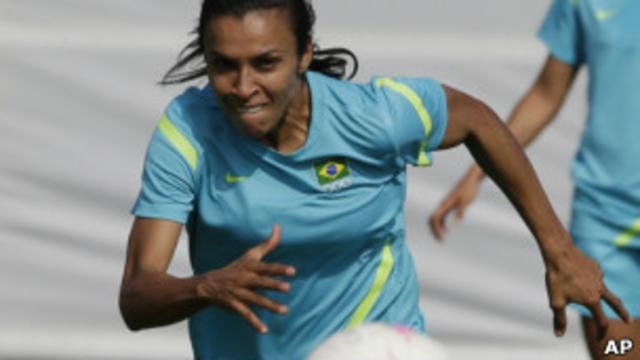 Marta durante treino da seleção brasileira em Cardiff 