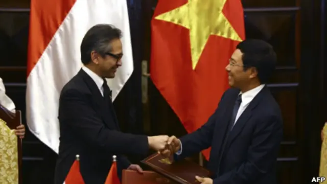 Ông Natalegawa và người đồng nhiệm Phạm Bình Minh