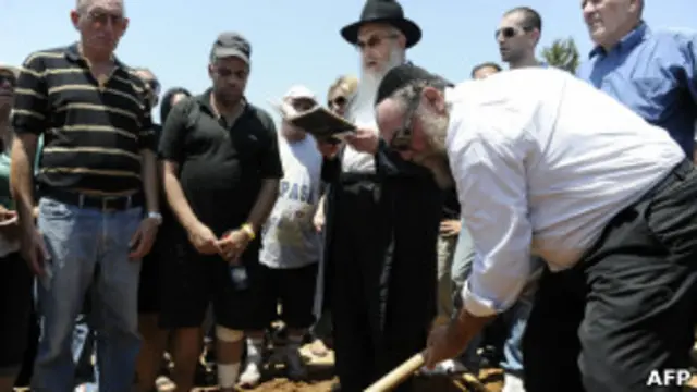 دفن یکی از کشته شدگان انفجار