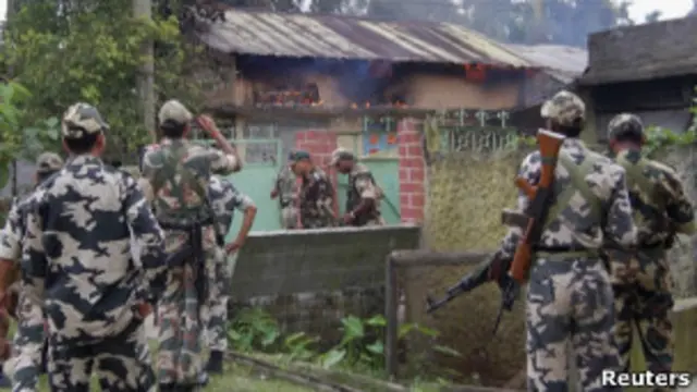 असम के हिंसा प्रभावित जिलों में सुरक्षा बल तैनात किए गए हैं.