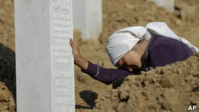 Una mujer frente a la tumba de uno de los caídos en Srebrenica
