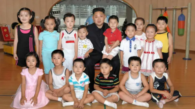 Ngày càng có nhiều hình ông Kim Jong-un gần dân, thân trẻ
