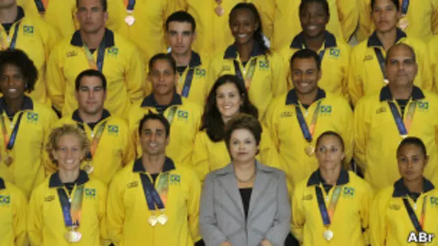 Dilma com atletas nos Jogos Mundiais Militares no Rio, em 2011. Foto: José Cruz/ABr