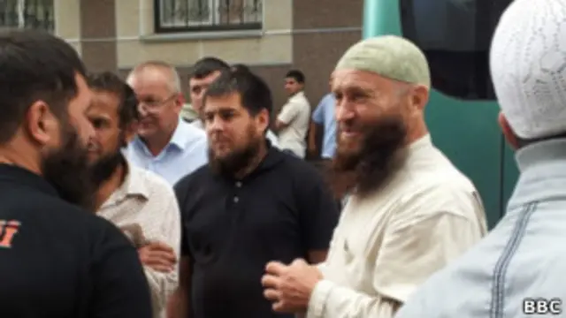 У судов Татарстана собираются десятки человек, чтобы поддержать задержанных по делу о покушении на муфтия