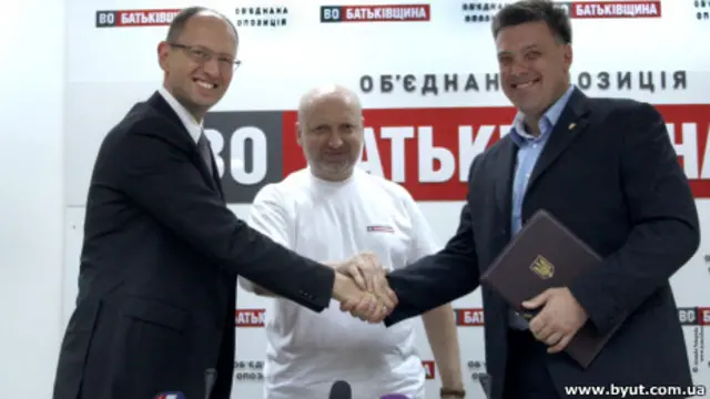 Арсеній Яценюк, Олександр Турчинов, Олег Тягнибок під час підписання заяви