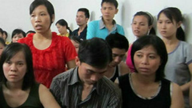 Công nhân may Việt Nam ở Vinastar trong một cuộc họp