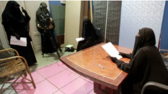 به گفته مسئولان شبکه، عده‌ای از زنان باحجاب در دوره آموزش خبرنگاری هستند تا پس از گسترش فعالیت تلویزیون، مشغول کار شوند