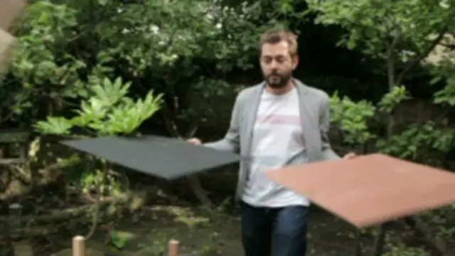 Pedro Rivera montou uma mesa no quintal de uma casa no norte de Londres