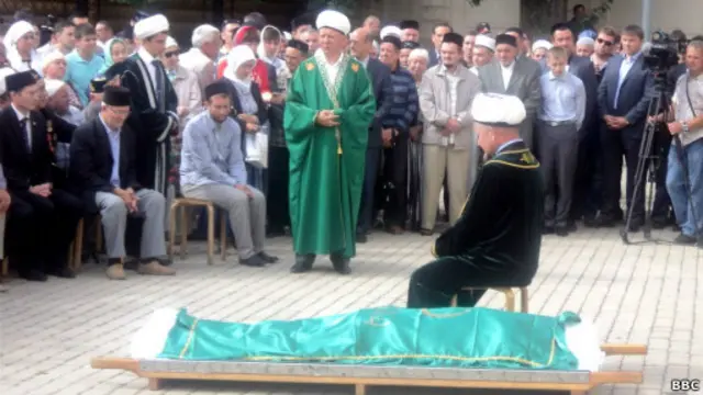 На похоронах Валиуллы Якупова его сторонники пообещали не бояться и продолжить борьбу с ваххабизмом в регионе