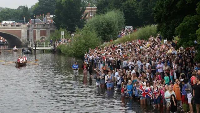 Masyarakat menanti obor Olimpiade