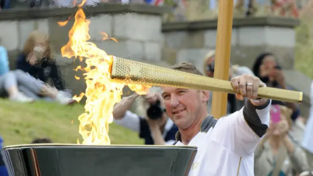 Obor Olimpiade dinyalakan ke menara obor