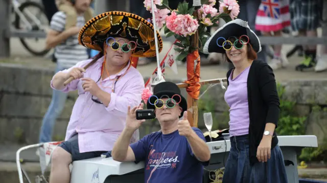 Masyarakat di pinggir sungai Thames