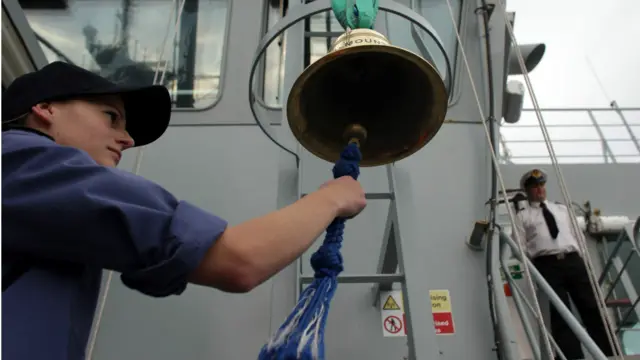 Lonceng di kapal dibunyikan