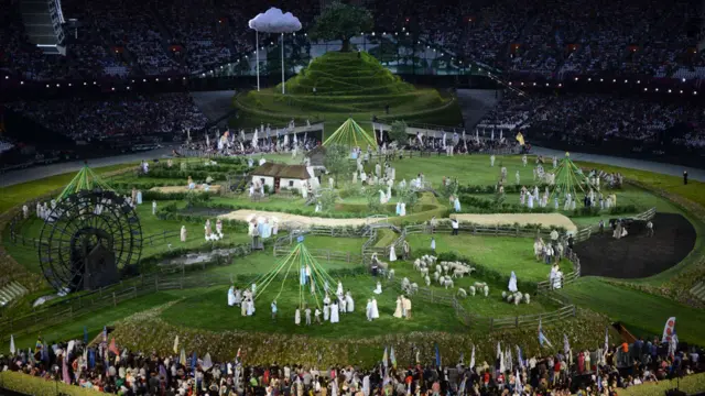 开幕式上，奥运主场馆化成英国风貌的绿田园。