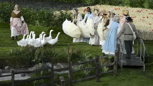 演员们装扮成古代的农村姑娘、农夫、农妇，还有不同的动物演出。