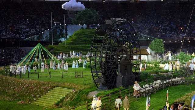 田园风貌以外，还展现了农业活动和悠闲生活。