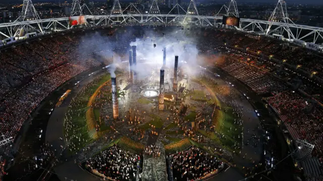 突然，田园变成了工厂，象征英国进入了工业革命时代。