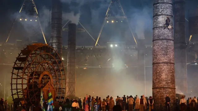 工地上，竖立了多个大烟囱。