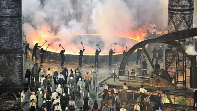 工厂里，熔炉冒起了阵阵白烟。