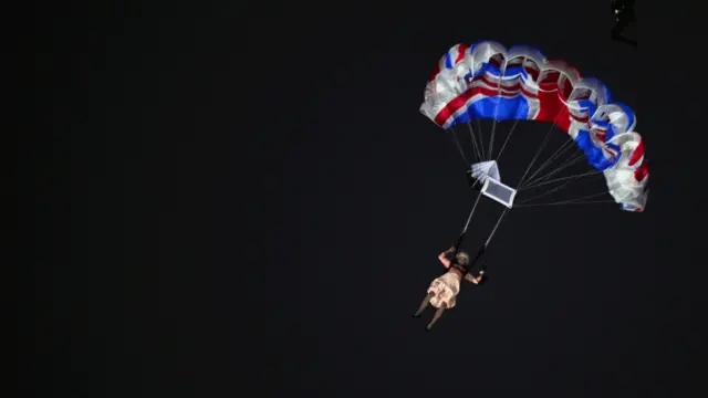 英国女王也加入了演出