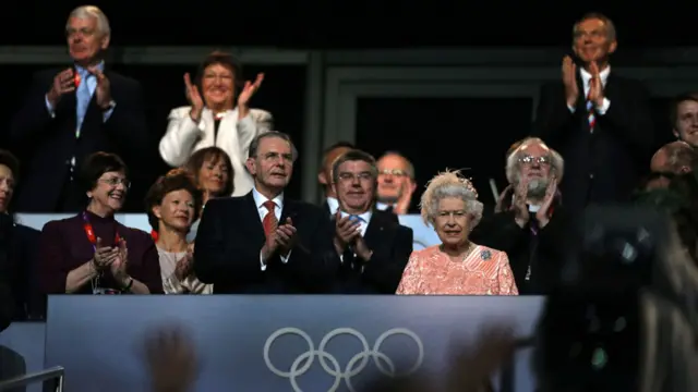 女王后来出现，走到主礼台上