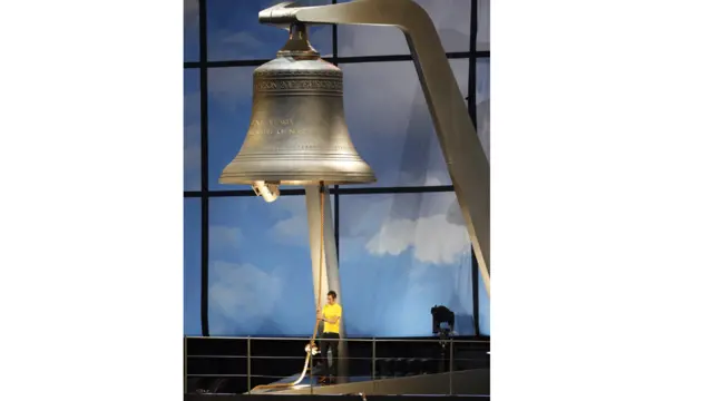 英国车手布莱德利•威金斯敲响了为伦敦2012奥运特制的巨钟