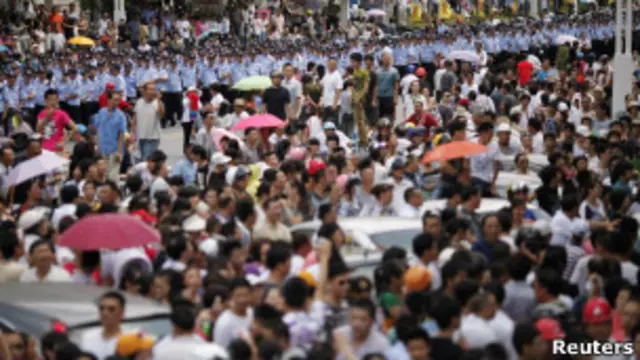 启东上千市民冲进市政府,抗议日资造纸厂排污计划。