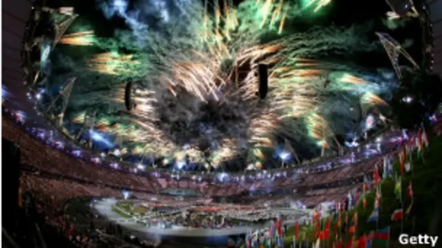 د نړۍ له ۲۰۴ هېوادونو او سيمو څه د پاسه ۱۰ زره لوبغاړي په لندن اولمپيک لوبو کې سره سيالۍ کوي.