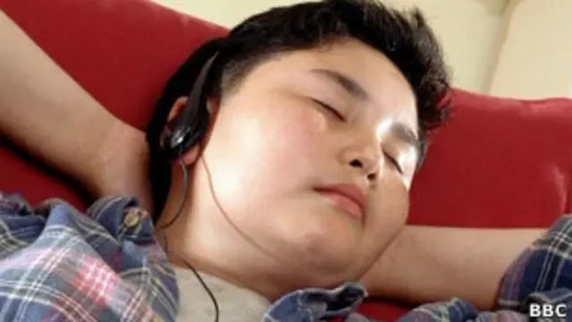 Un chico duerme con audífonos