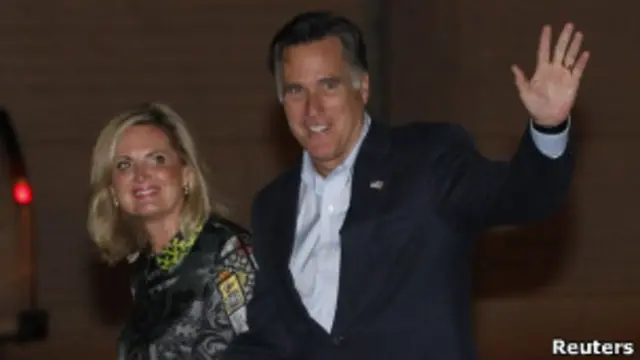 Mitt Romney e a mulher, Ann, chegam a Israel (Foto: Reuters)