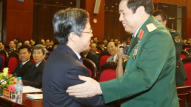 Bộ trưởng Phùng Quang Thanh chào đón đại biện lâm thời Trung Quốc Khương Tái Đông