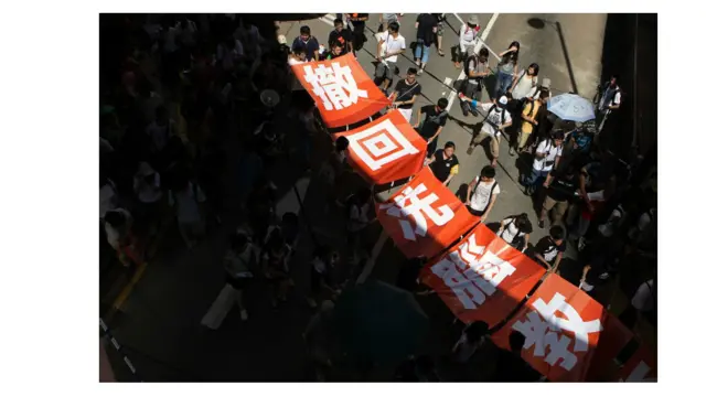 抗议者担心新教学计划将对香港儿童进行洗脑，要他们支持中国共产党。