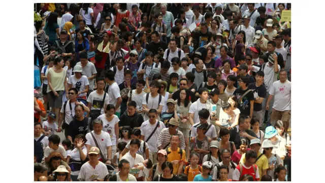 数万香港民众推车走上街头，抗议即将引入的国民教育课程。