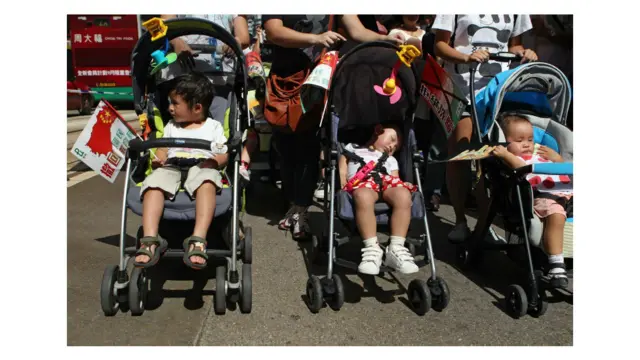 有许多市民推着小孩童车上街参加抗议游行。