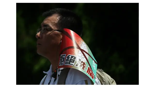 游行队伍下午3点由维园出发，游行到香港政府所在地，要求香港政府撤回国民教育课程。