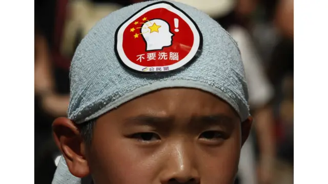 当局鼓励香港学校从9月份开始实施新的教学计划，香港市民担心下一代被北京洗脑。