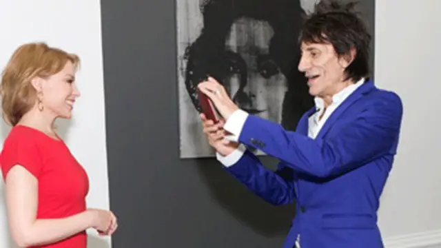 來到現場助興的還有英國滾石樂隊的伍德，這個展覽到九月中旬結束。