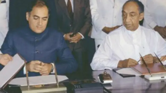 දහතුන් වැනි සංශෝධනයට මඟ සැලසුන ඉන්දු - ලංකා ගිවිසුමට අත්සන් තබමින් 