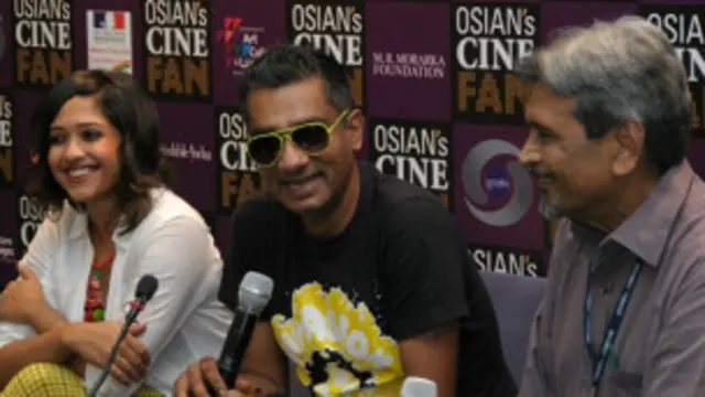 मीडिया से चर्चा के दौरान बंगाली निर्देशक कौशिक मुखर्जी (बीच में)