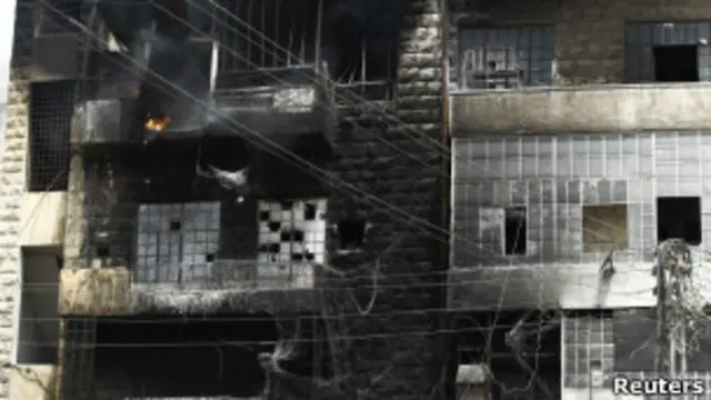 گفته می شود در حال حاضر ساکنان شهر حلب با کمبود موادغذایی و قطع برق مواجه هستند