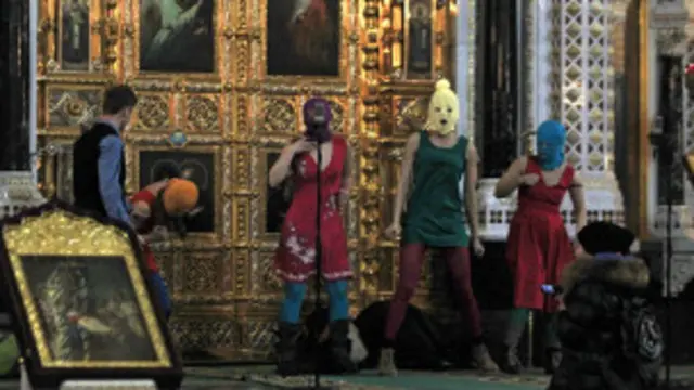 ان خواتین کو فروری میں دارالحکومت ماسکو کے ایک چرچ میں صدر ولادیمیر پوتین کے خلاف گانا گانے پر حراست میں لیا گیا تھا۔