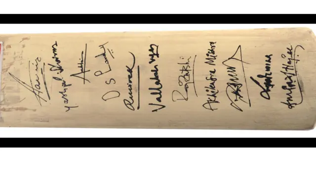 फिल्म लगान में आमिर खान ने जो बल्ला इस्तेमाल किया था, उसकी भी नीलामी होगी. इस बल्ले पर फिल्म के कलाकारों ने हस्ताक्षर किए हैं.