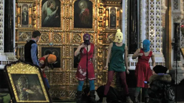 فتيات "بوسي رايوت" داخل كنيسة "المسيح المخلص"